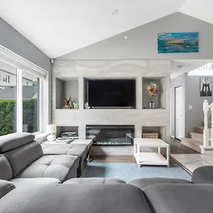 Stylish Dual Bedroom In Van West Canada